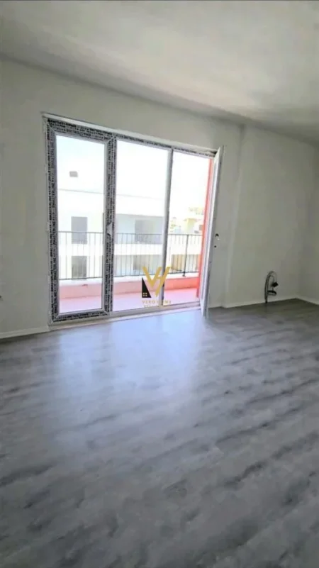 Tirane, jepet me qera zyre Kati 7, 65 m² 600 € (UNIVERS CITY)
