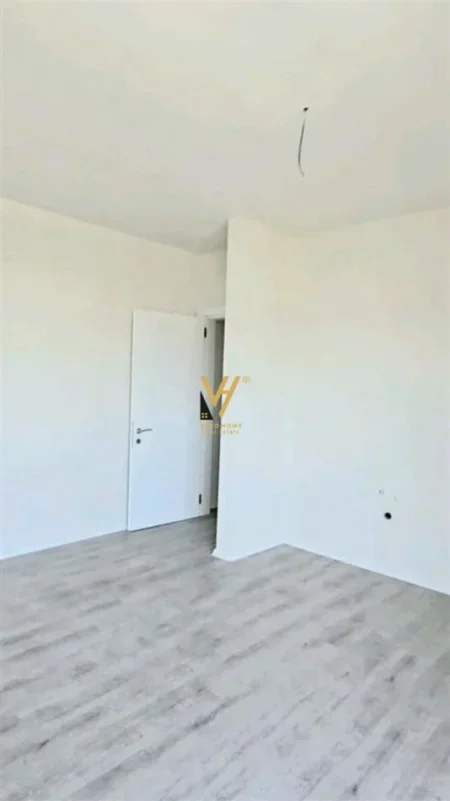 Tirane, jepet me qera zyre Kati 7, 65 m² 600 € (UNIVERS CITY)