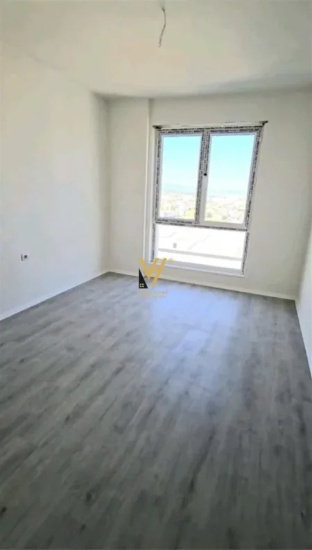 Tirane, jepet me qera zyre Kati 7, 65 m² 600 € (UNIVERS CITY)