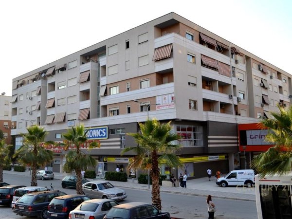 Komuna e Parisit përball Kristal Center – Njësi Komerciale për Shitje .