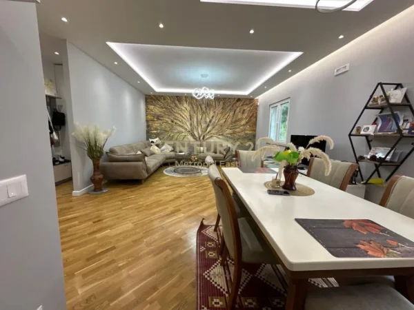 Tirane, jepet me qera shtepi 2+1 Kati 1, 124 m² 850 € (Vaqarr)