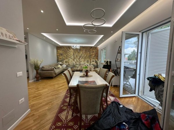 Tirane, jepet me qera shtepi 2+1 Kati 1, 124 m² 850 € (Vaqarr)