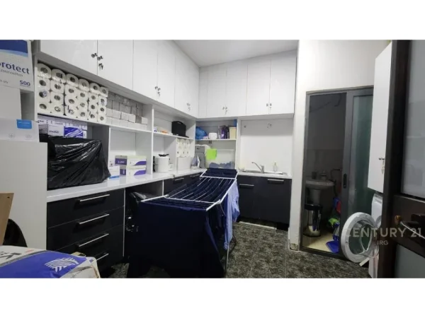Tirane, shitet dyqan Kati 0, 15 m² 66.000 € (11 Janari)