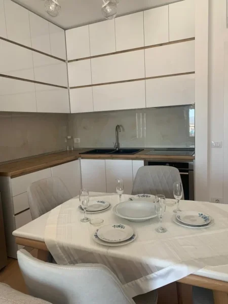Tirane, jepet me qera apartament 2+1 Kati 9, 99 m² 600 € (rruga 5 maji)