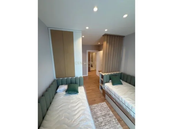 Tirane, jepet me qera apartament 2+1+Aneks+Ballkon Kati 11, 154 m² 2.100 € (Liqeni)
