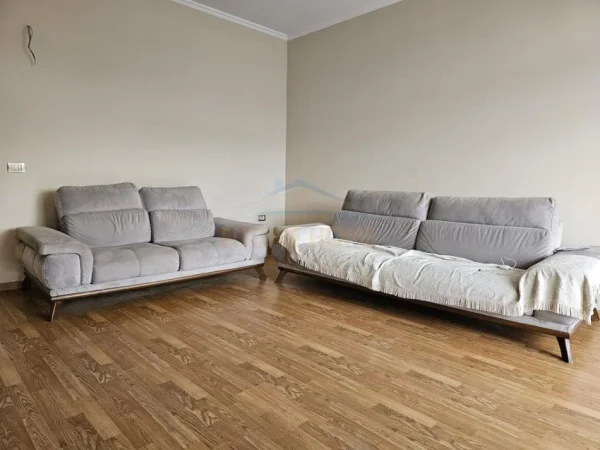 Tirane, jepet me qera apartament 2+1+Ballkon Kati 3, 125 m² 800 € 