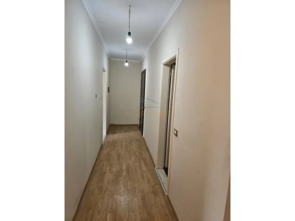 Tirane, jepet me qera apartament 2+1+Ballkon Kati 3, 125 m² 800 € 