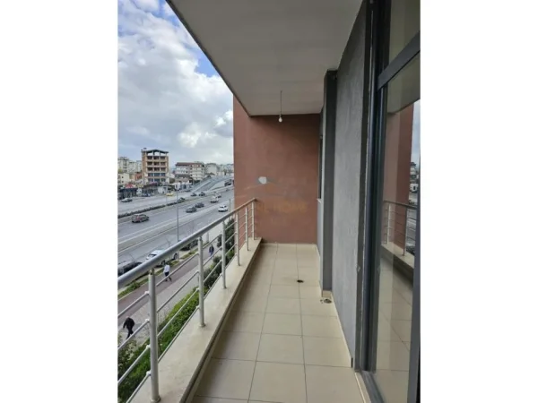 Tirane, jepet me qera zyre Kati 3, 125 m² 800 € (Unaza e Re)