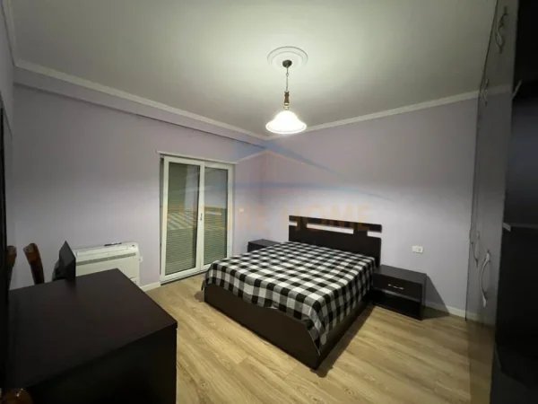 Tirane, jepet me qera apartament 1+1 Kati 4, 63 m² 600 € (Pazari I ri)