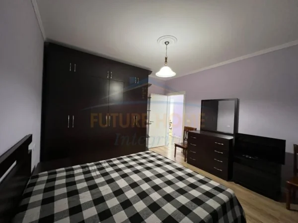Tirane, jepet me qera apartament 1+1 Kati 4, 63 m² 600 € (Pazari I ri)