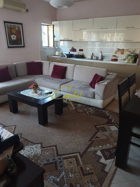 Tirane, jepet me qera apartament 2+1 Kati 1, 120 m² 650 € (ISH STACIONI TRENIT)