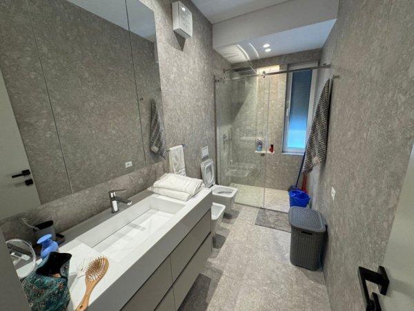 Tirane, jepet me qera apartament 1+1 Kati 3, 900 € 