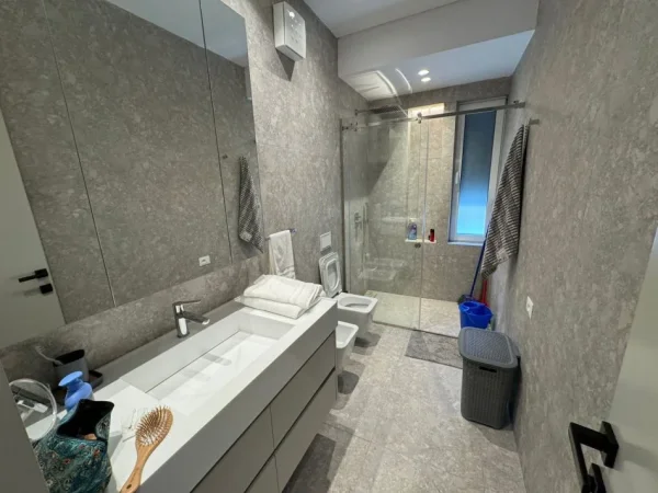 Tirane, jepet me qera apartament 1+1 Kati 3, 900 € 