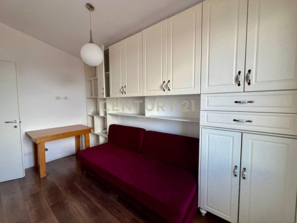 Tirane, jepet me qera apartament 3+1 Kati 4, 120 m² 850 € (Rr. Peti)