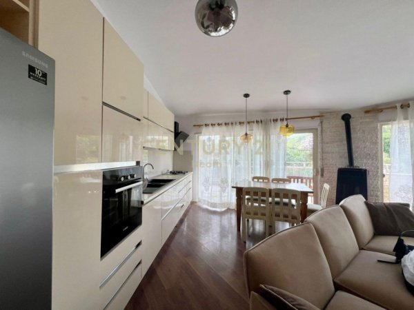 Tirane, jepet me qera apartament 3+1 Kati 4, 120 m² 850 € (Rr. Peti)