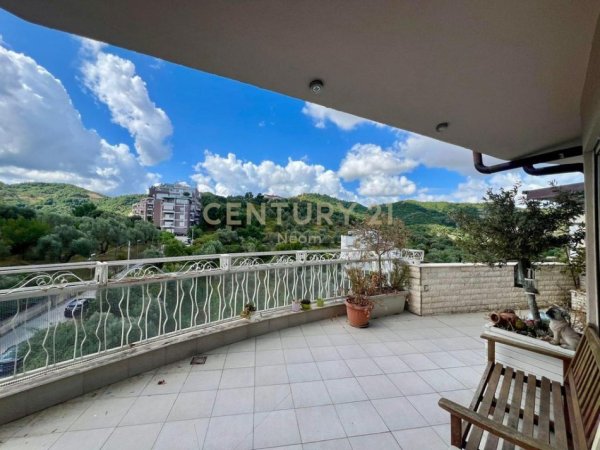 Tirane, jepet me qera apartament 3+1 Kati 4, 120 m² 850 € (Rr. Peti)