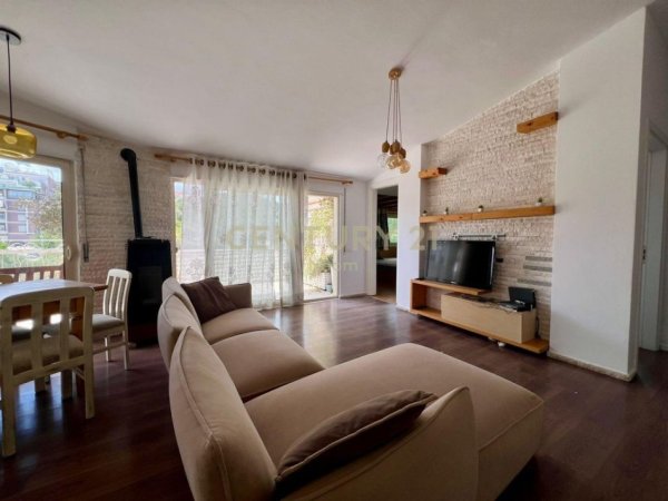 Tirane, jepet me qera apartament 3+1 Kati 4, 120 m² 850 € (Rr. Peti)