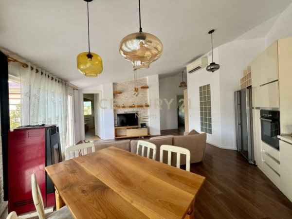 Tirane, jepet me qera apartament 3+1 Kati 4, 120 m² 850 € (Rr. Peti)