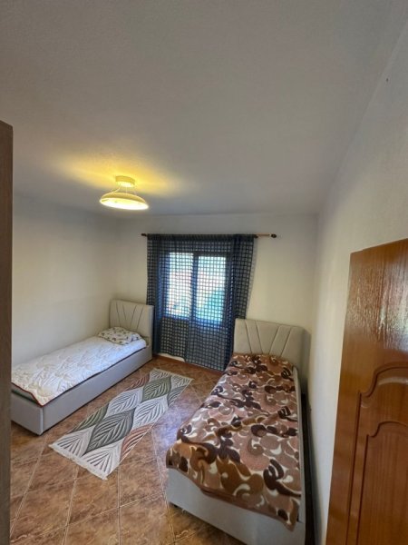 Tirane, jepet me qera Vile 2+1 Kati 1, 60 m² 400 € 
