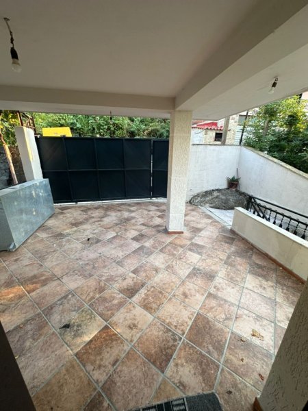 Tirane, jepet me qera Vile 2+1 Kati 1, 60 m² 400 € 
