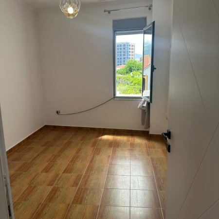 Tirane, jepet me qera apartament 3+1+Ballkon Kati 3, 160 m² 720 € (Venue Clab/Rruga Selman Riza)