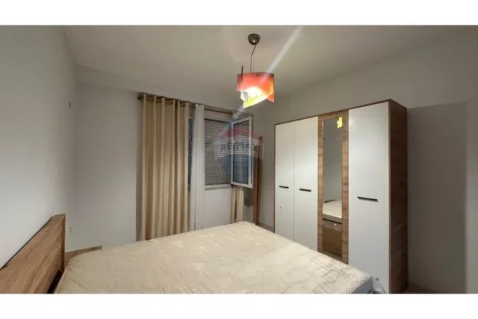 Tirane, jepet me qera apartament 1+1+Ballkon , 70 m² 400 € (Fresk)