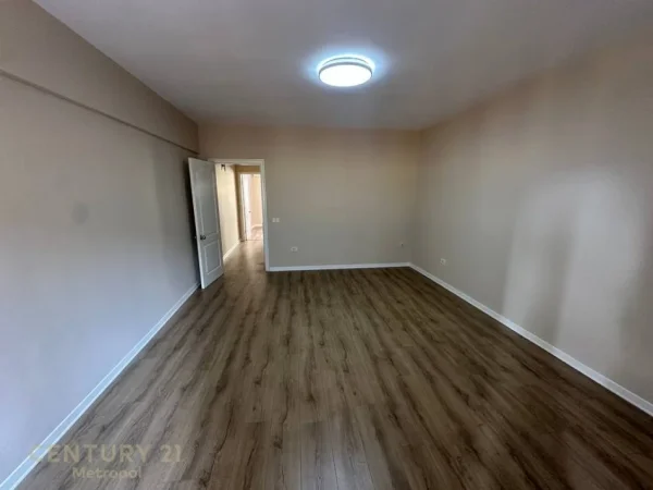Tirane, jepet me qera zyre Kati 4, 130 m² 1.300 € (Rruga Urani Pano)