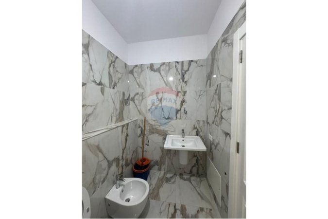 Tirane, jepet me qera apartament 2+1 Kati 3, 100 m² 700 € (Porcelan)
