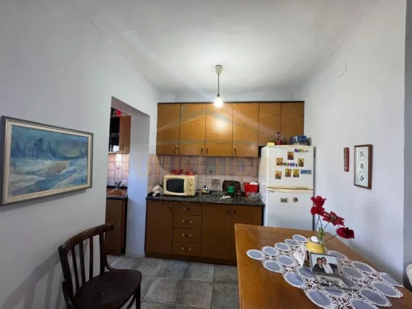 Tirane, jepet me qera apartament 2+1 Kati 4, 76 m² 550 € (Brryli)