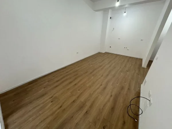 Tirane, jepet me qera apartament 1+1 Kati 1, 61 m² 200 € (Rezidenca oxa)