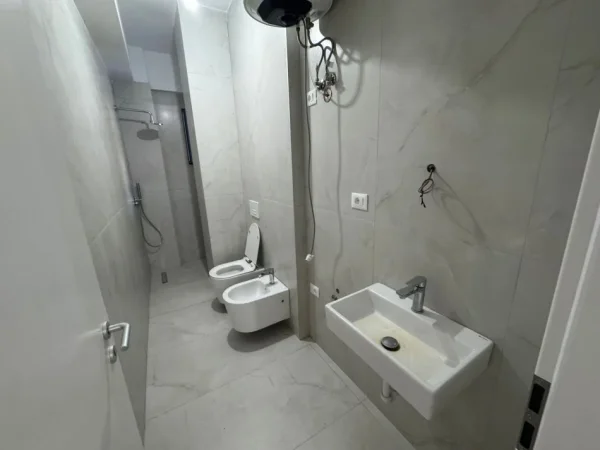 Tirane, jepet me qera apartament 1+1 Kati 1, 61 m² 200 € (Rezidenca oxa)