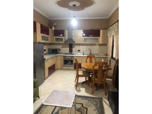 Tirane, jepet me qera apartament 1+1 Kati 1, 60 m² 500 € (Medreseja, Tregu Industrial)