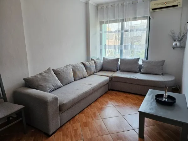 Tirane, jepet me qera apartament 2+1 Kati 2, 105 m² 600 € (Selvia)