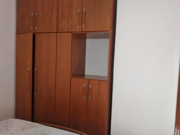 Tirane, jepet me qera apartament 1+1 Kati 1, 60 m² 390 € (rruga hito cako)