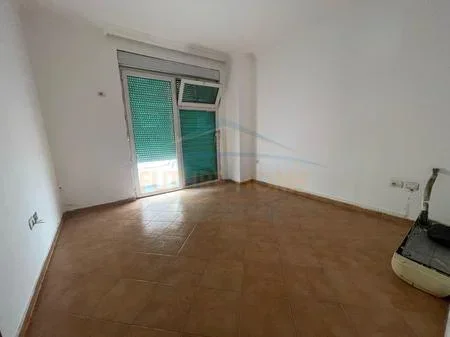 Tirane, jepet me qera apartament 2+1 Kati 1, 97 m² 550 € 