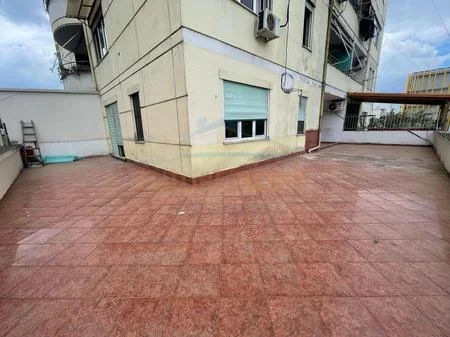 Tirane, jepet me qera apartament 2+1 Kati 1, 97 m² 550 € 