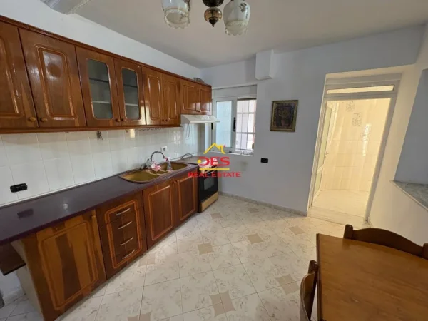 Vlore, shitet apartament 2+1+Ballkon Kati 0, 77 m² 78.000 € (Rruga Fiqirete musta)