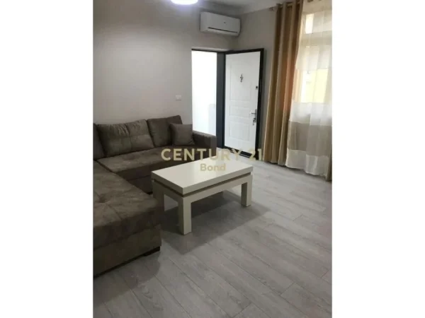 Tirane, jepet me qera apartament 1+1 Kati 1, 77 m² 400 € 