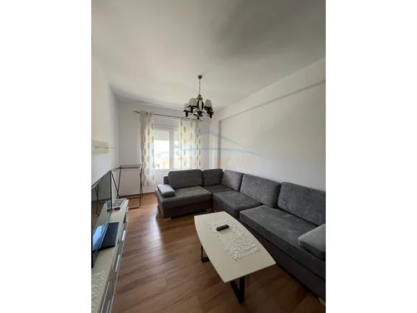 Tirane, jepet me qera apartament 2+1 Kati 0, 70 m² 600 € 