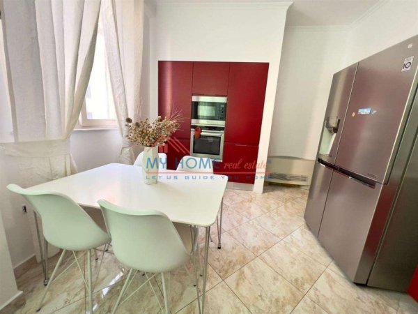 Tirane, jepet me qera apartament 3+1 Kati 2, 150 m² 1.000 € (Komuna e Parisit)