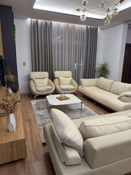 Tirane, jepet me qera apartament 3+1 Kati 2, 150 m² 1.000 € (Komuna e Parisit)