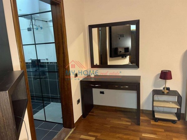Tirane, jepet me qera apartament 3+1+Ballkon Kati 2, 150 m² 1.000 € (Komuna e Parisit)
