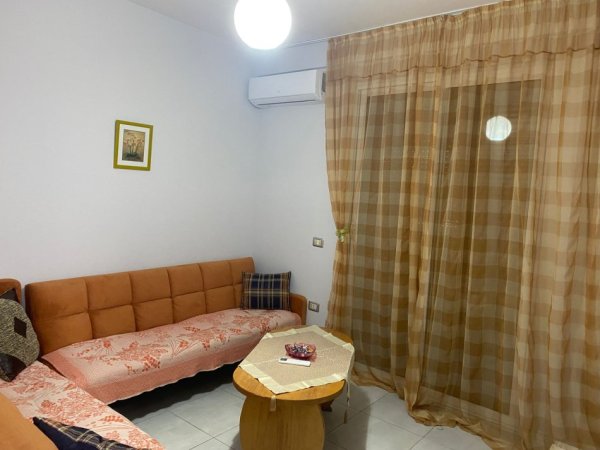 Tirane, jepet me qera apartament 1+1 Kati 2, 128 m² 500 € (ne Zonen e Freskut Tirane.)