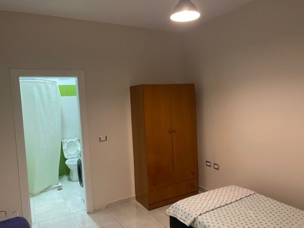 Tirane, jepet me qera apartament 1+1 Kati 2, 128 m² 500 € (ne Zonen e Freskut Tirane.)