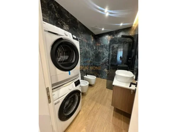 Tirane, jepet me qera apartament 2+1 Kati 4, 125 m² 1.500 € (Qender)