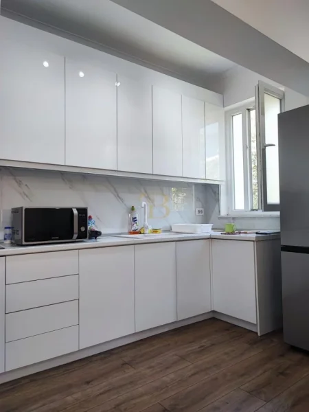 Tirane, jepet me qera 1+1 Kati 3, 60 m² 650 € 
