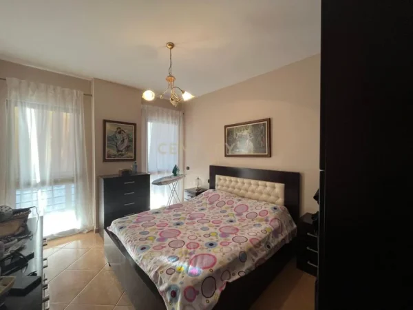 Tirane, jepet me qera apartament 1+1 Kati 3, 65 m² 450 € 