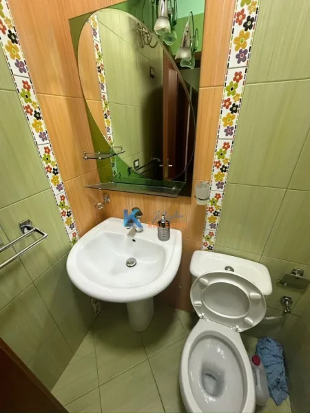 Tirane, jap me qera apartament 2+1+Ballkon Kati 5, 102 m² (mbi Maternitetin e Ri, prane Pasticeri Tito)