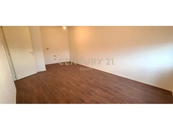 Tirane, jepet me qera zyre Kati 6, 90 m² 800 € (Pazari i Ri)