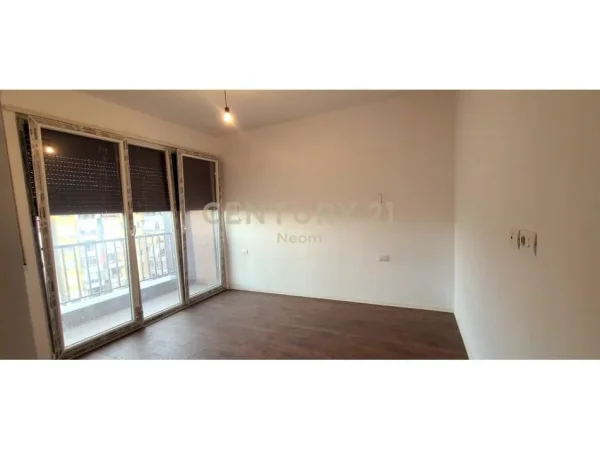 Tirane, jepet me qera zyre Kati 6, 90 m² 800 € (Pazari i Ri)